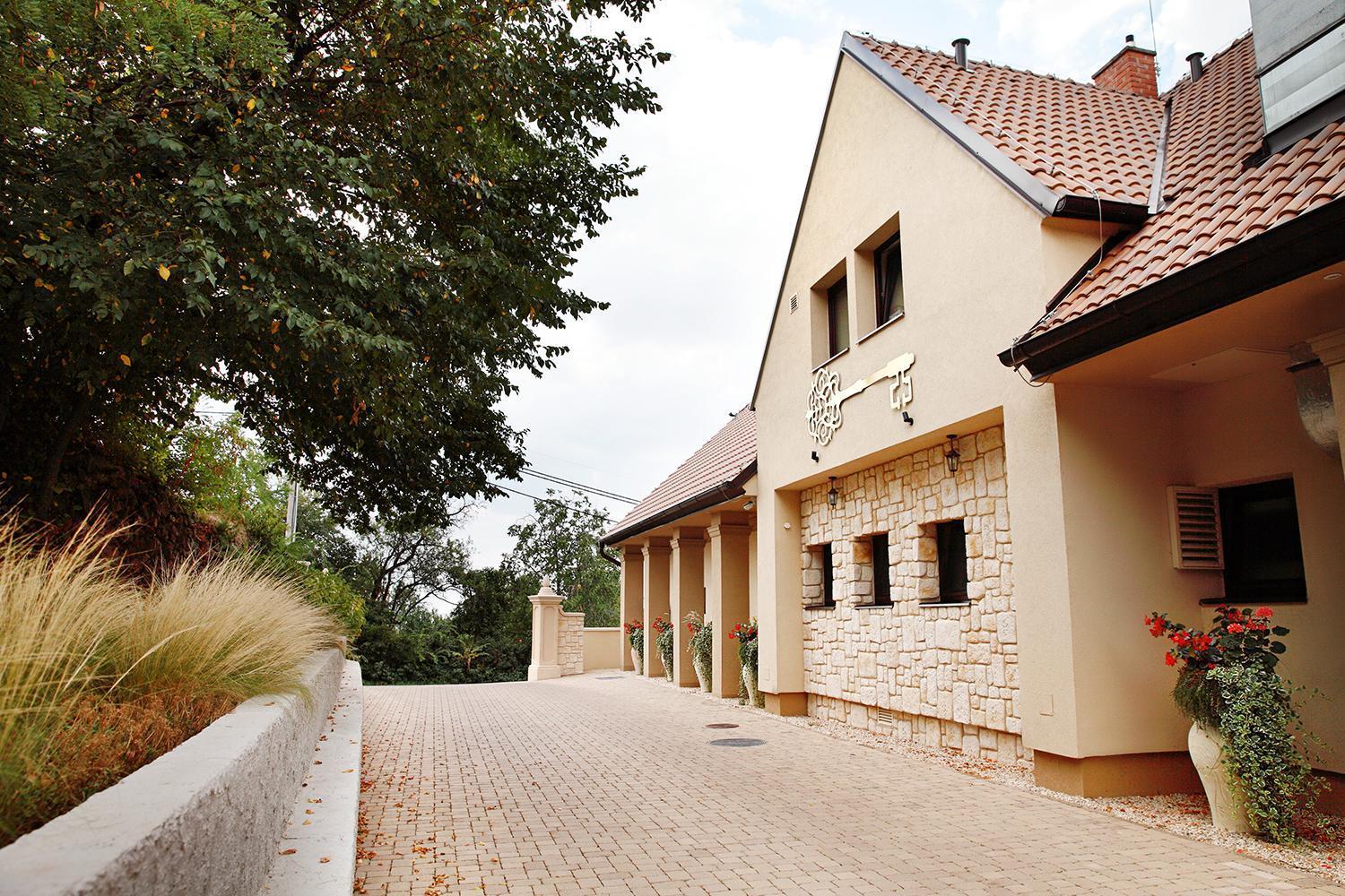 Hotel Zlaty Klucik - Golden Key With Luxury Spa Nitra Exterior photo