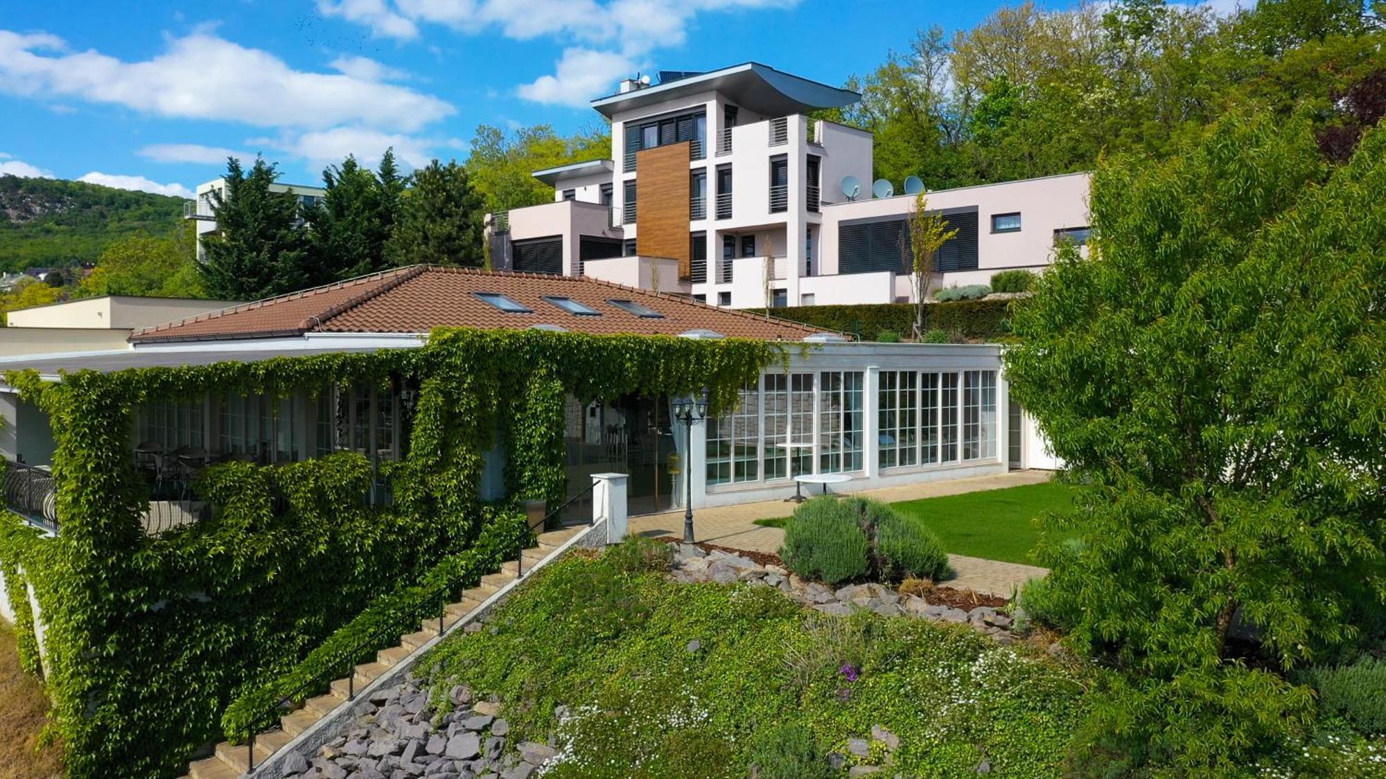 Hotel Zlaty Klucik - Golden Key With Luxury Spa Nitra Exterior photo